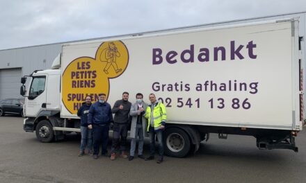 Velda schenkt 2 voetbalvelden vol nieuwe matrassen aan het goede doel