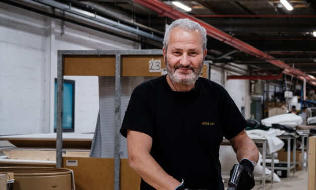 Veldeman Bedding zet zich volop in voor werkplekopleiding ‘Meubelstoffeerder’.